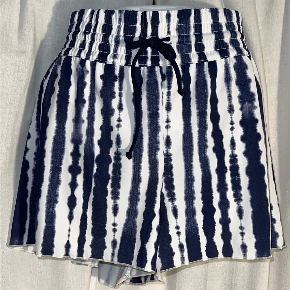 Athleta navy & white vertical abstract stripe shorts with panty lining-NWOT